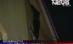 Un tânăr a stat trei ore agăţat de balcon, de frica unei înscenări (VIDEO)
