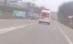 Ambulanţă în misiune, urmărită de câţiva tineri grăbiţi (VIDEO)

