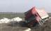 Trafic rutier întrerupt pe DN7, după ce un camion încărcat cu azotat de amoniu s-a răsturnat (VIDEO)