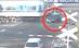 Un şofer a scăpat cu viaţă după ce maşina i-a fost lovită în plin de tren (VIDEO)