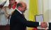 Băsescu şi-a decorat medicul de familie şi alţi aproape 200 de salariaţi ai Preşedinţiei