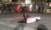 Un tânăr dansează limbo pe sub o bară aflată la sub 30 cm înălţime (VIDEO)