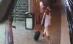 SUA. O femeie nevăzătoare a căzut în faţa metroului (VIDEO)