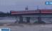 China: Sute de oameni la un pas de moarte, după ce un tren a rămas suspendat pe un pod rupt de ape (VIDEO)