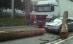 Doi buşteni au căzut dintr-un camion, pe capota unei maşini (VIDEO)
