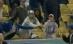 Un fan dă de pământ cu fiica sa pentru a prinde o minge de baseball