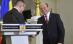 Gafă comisă de Ungureanu la depunerea jurământului: A vrut să rămână lângă Băsescu după ce a dat mâna cu el