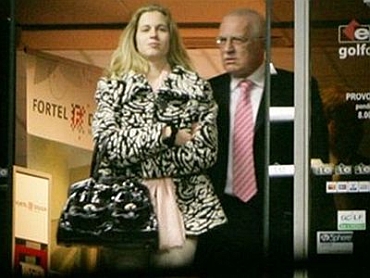 Vaclav, părăsind hotelul alături de Petra