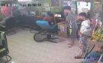 S-a instalat haosul într-un internet-cafe. Ce a pățit un copil când a vrut să plece (VIDEO) S-a instalat haosul într-un internet-cafe. Ce a pățit un copil când a vrut să plece (VIDEO)
