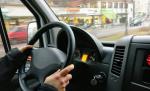 Imagini șocante surprinse în Craiova. Un șofer inconștient face live la volan cu patru copii în mașină Imagini șocante surprinse în Craiova. Un șofer inconștient face live la volan cu patru copii în mașină