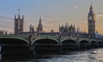 Scene șocante în centrul Londrei! Se pregătea să-și dea foc chiar în fața Palatului Westminster Scene șocante în centrul Londrei! Se pregătea să-și dea foc chiar în fața Palatului Westminster
