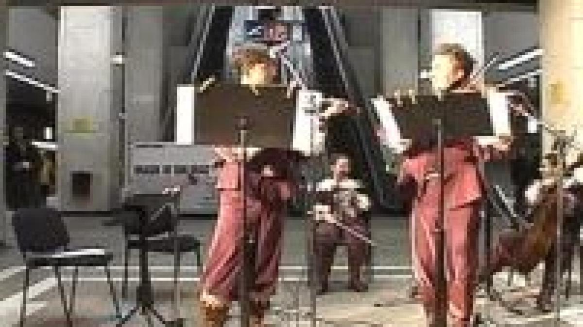 atentie se canta mozart la metrou