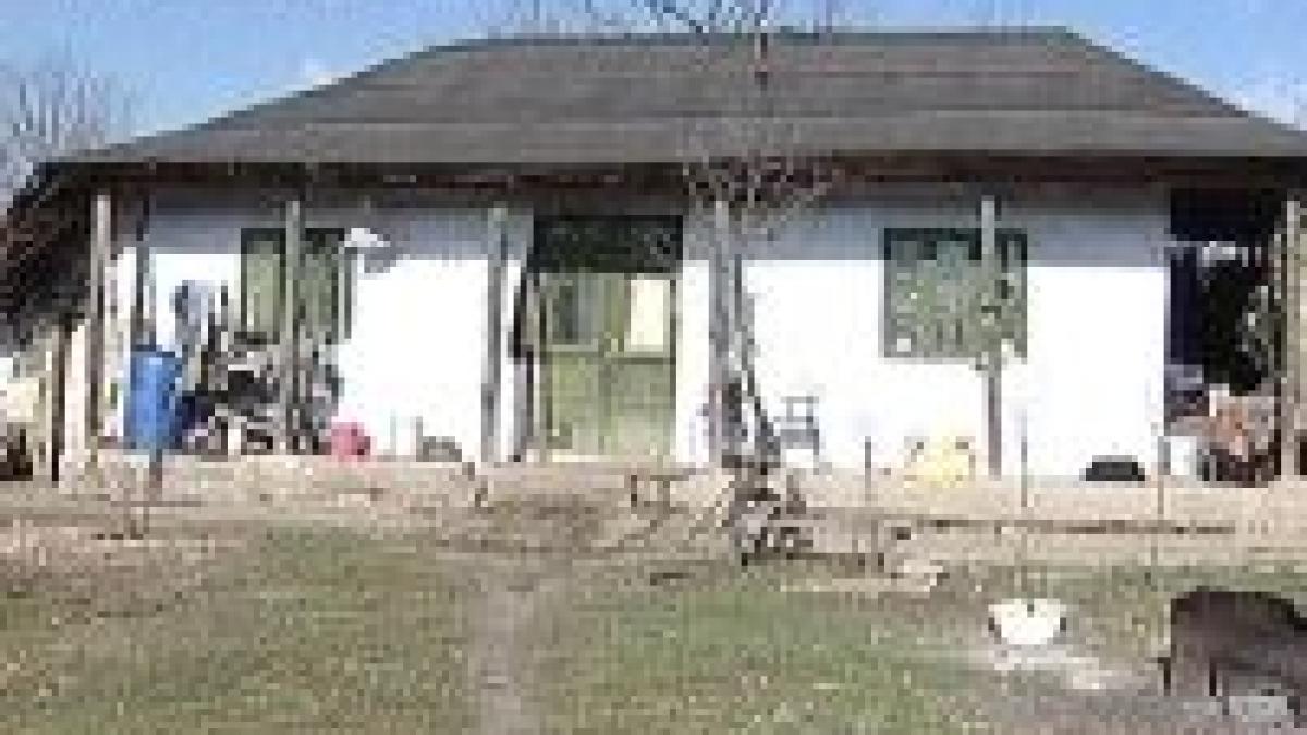 ue pune becuri intr un sat cu 6 oameni