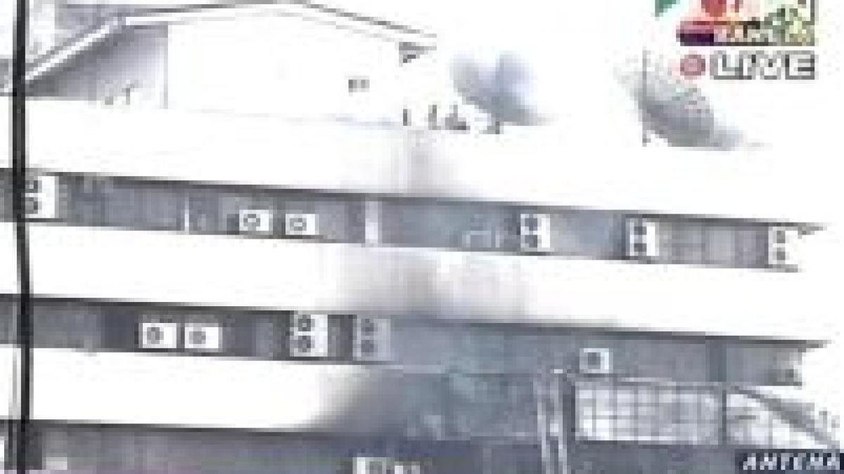 bangladesh sute de persoane blocate de flacari