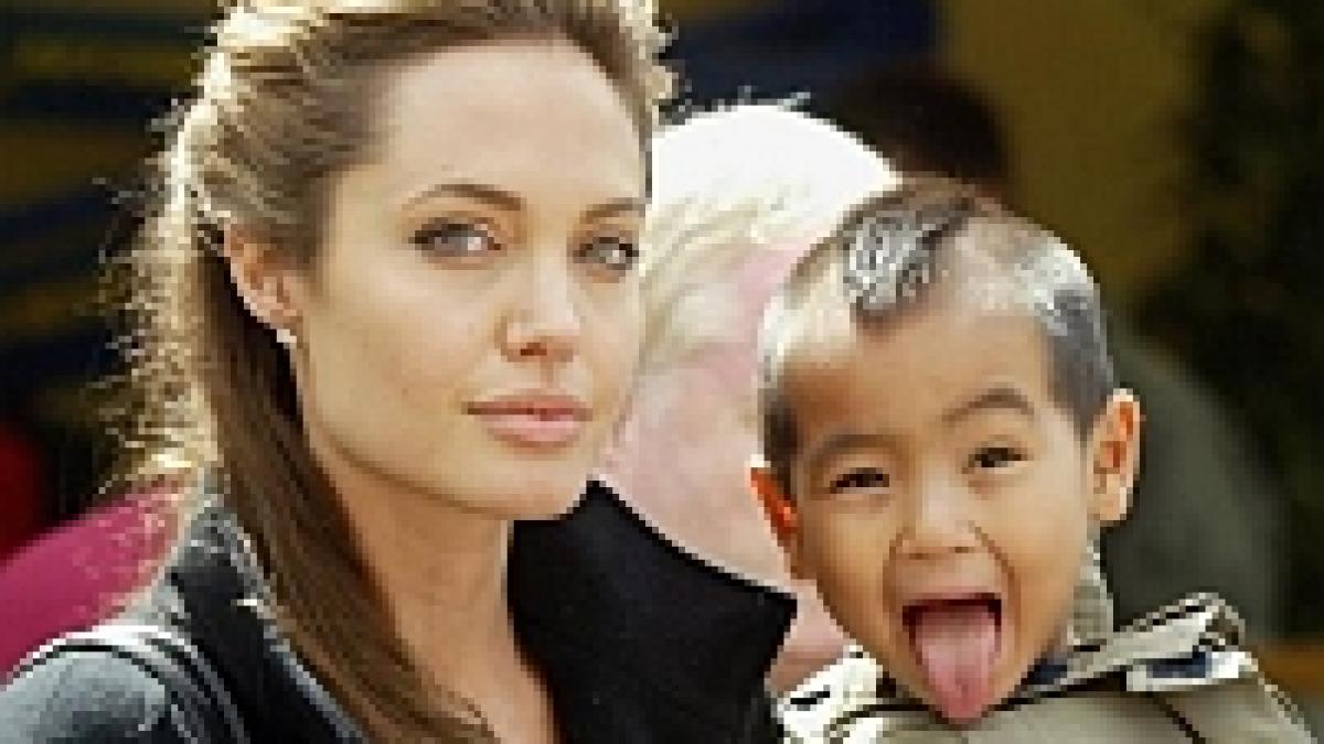 angelina jolie adopta un copil din vietnam