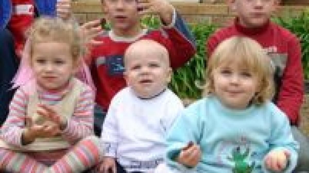 copiii stau la coada pentru un loc la gradinita