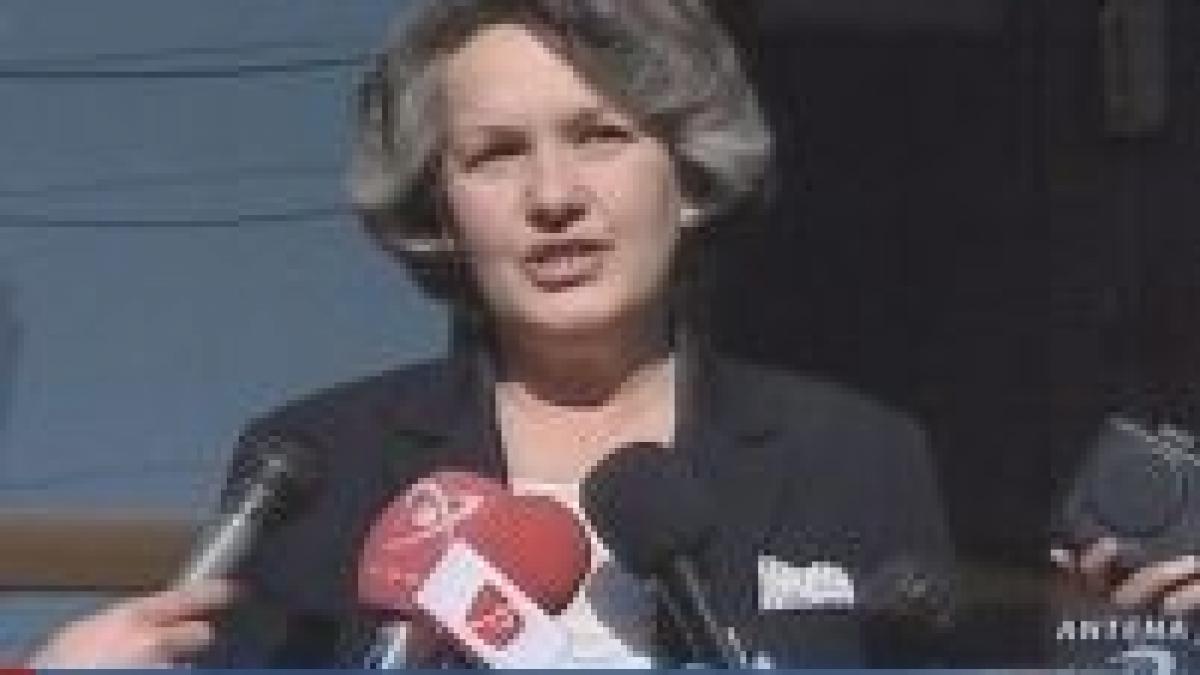 mona musca a facut politie politica