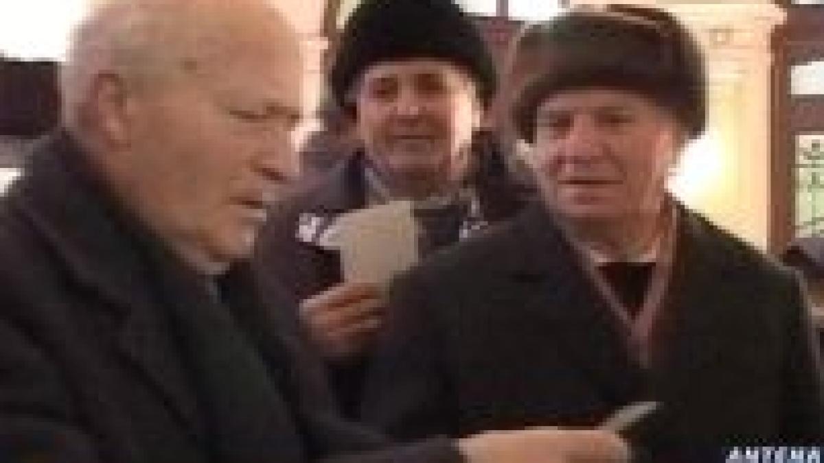 romanii stau la cozi pentru buletine