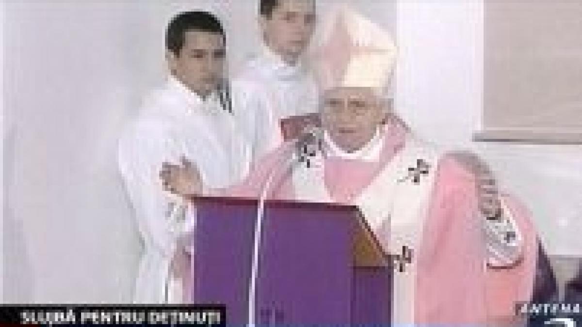 papa in vizita la un centru de detentie