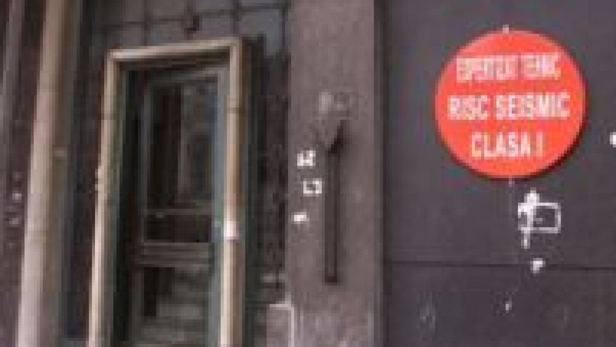 bucuresti atentie cad bucati din cladiri