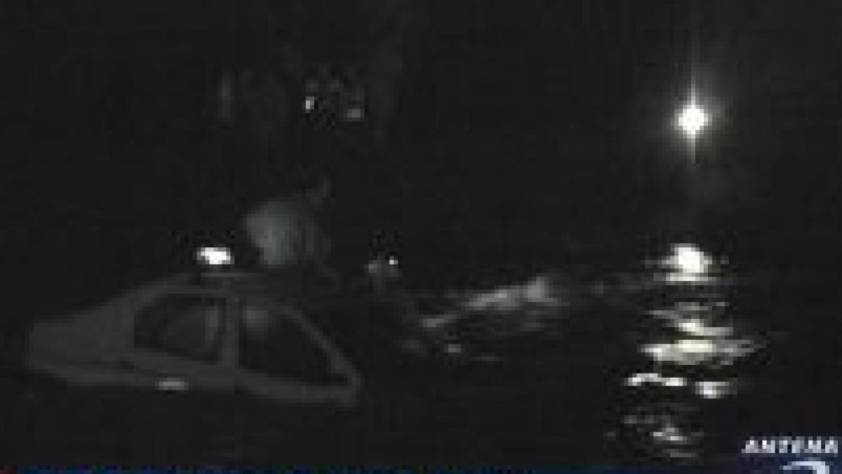 un taximetrist a plonjat cu masina in raul topolnita