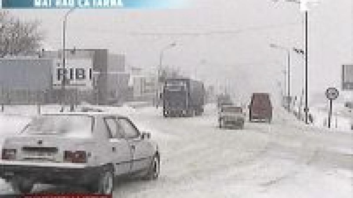 romanii fac fata cu greu zapezii