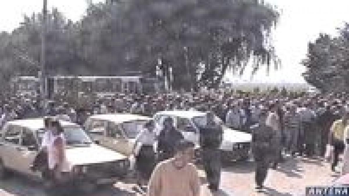 rulmentul aproape 2 000 de disponibilizati