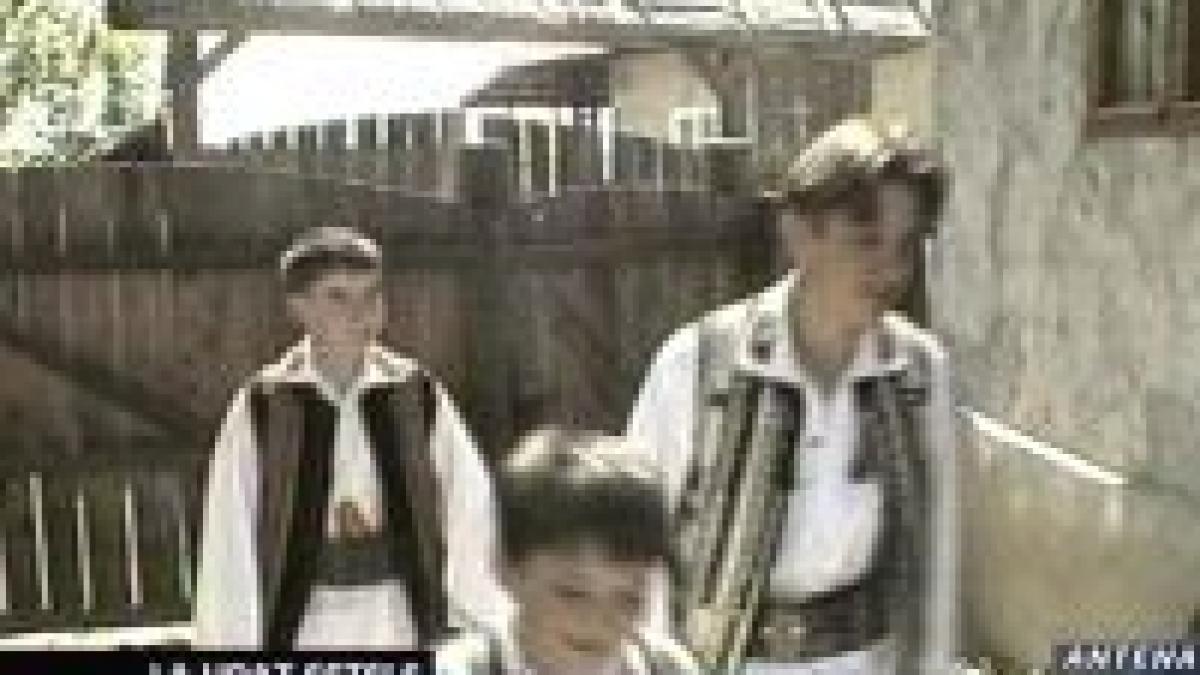 in ardeal fetele asteapta vizita udatorilor