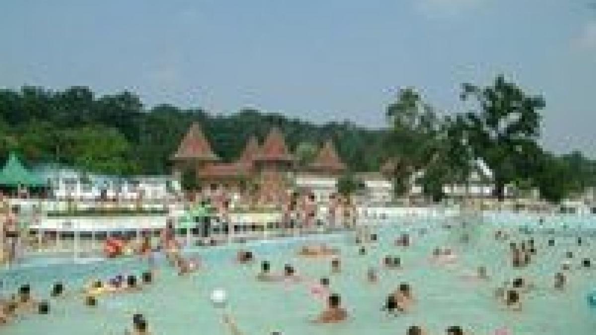 romanii au petrecut pastele la malul piscinei