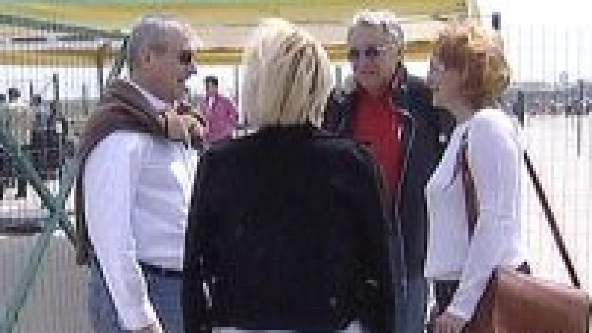 tariceanu si fosta sotie adusi impreuna de copil