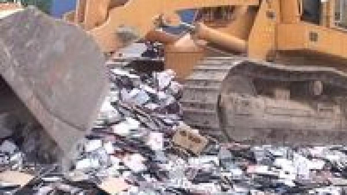 mii de cd uri piratate distruse cu buldozerul