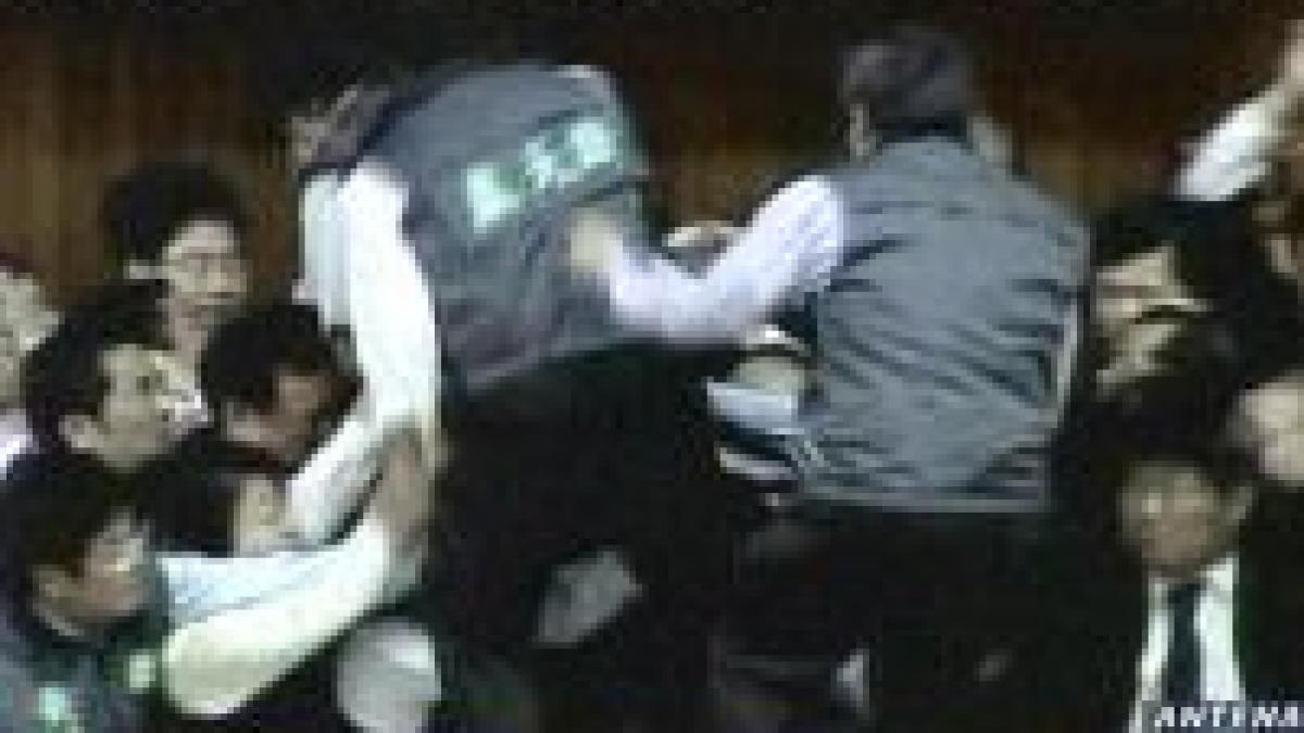 pumni si picioare in parlamentul din taiwan