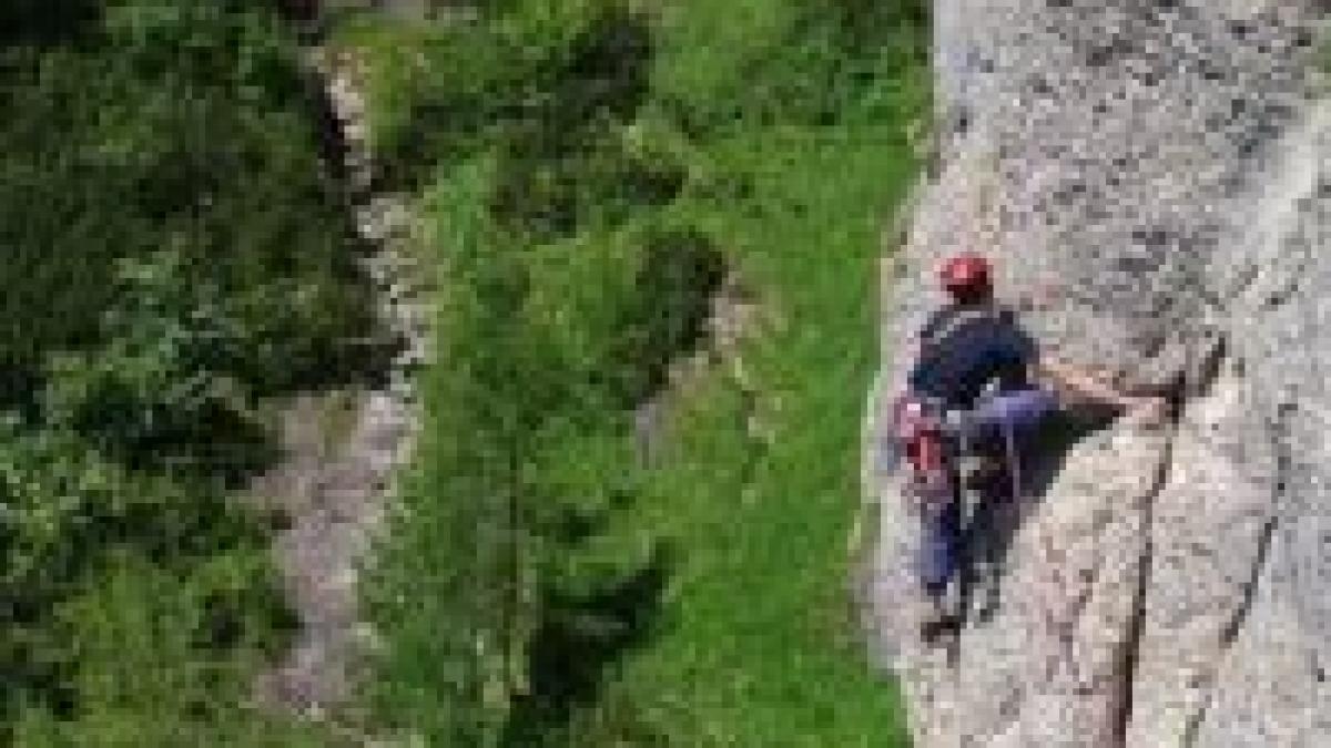 apuseni un baiat de 17 ani a cazut intr o prapastie