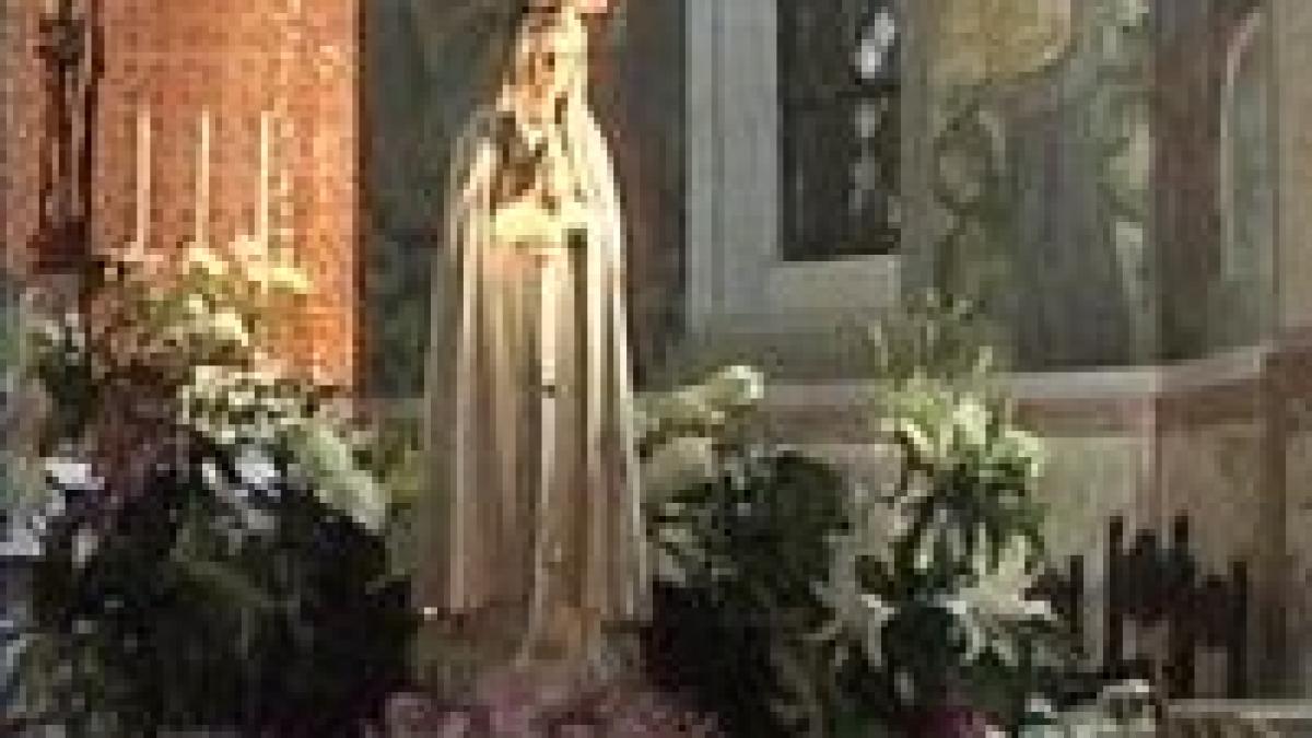 mii de credinciosi la statuia fecioarei maria