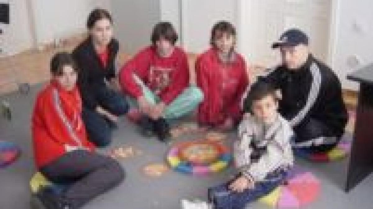 elevi amenintati cu cutitul de asistenta