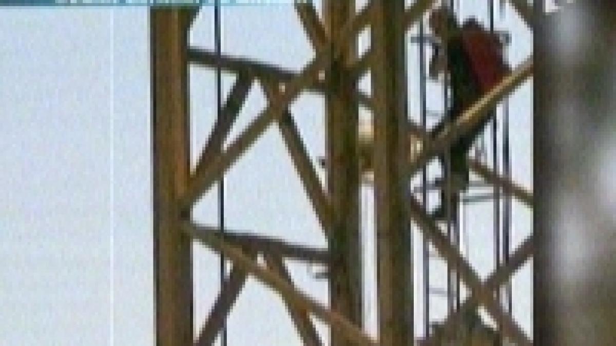 un roman a incercat sa se arunce de pe o macara in berlin