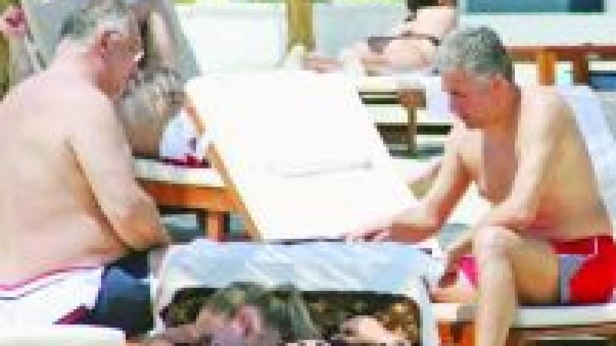 Elegantul Videanu joacă table pe plajă