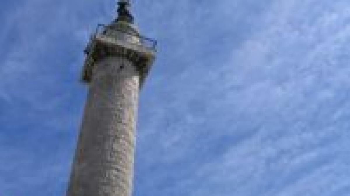 copia columnei lui traian in bucuresti
