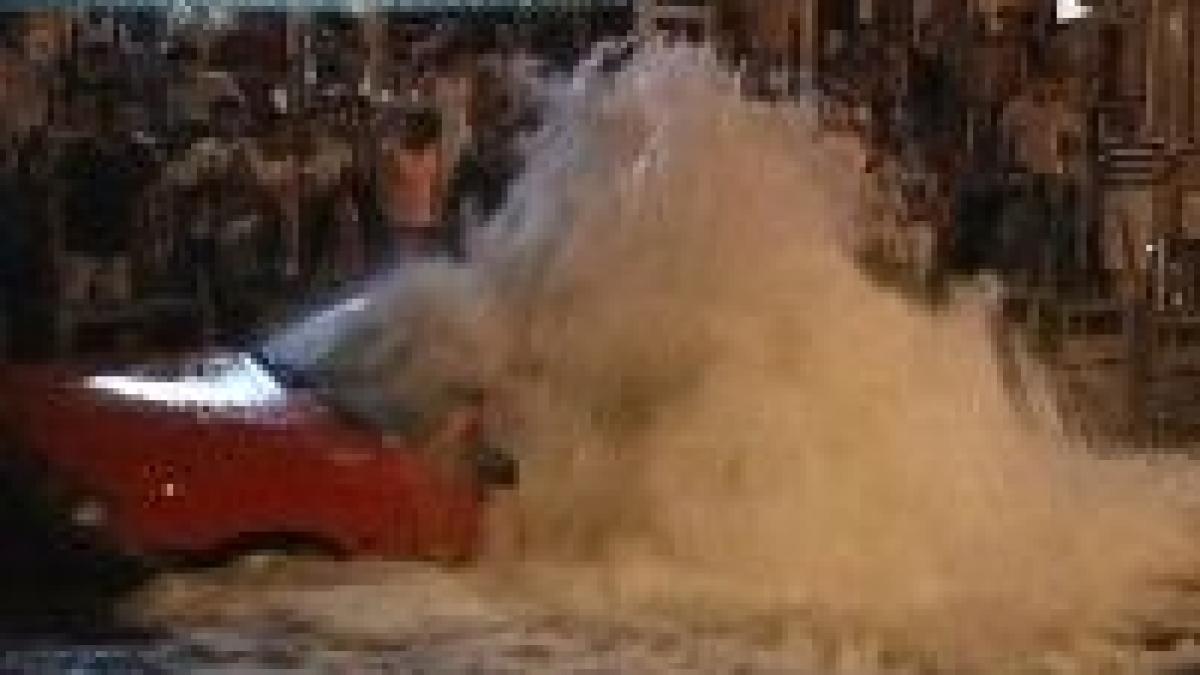 gheizer in centrul iasiului apa a inghitit o masina video