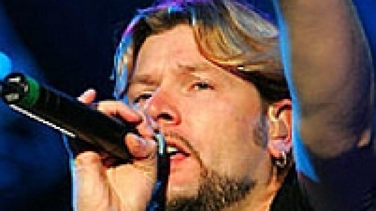 reamonn a aparut pe scena infasurat in steagul romaniei