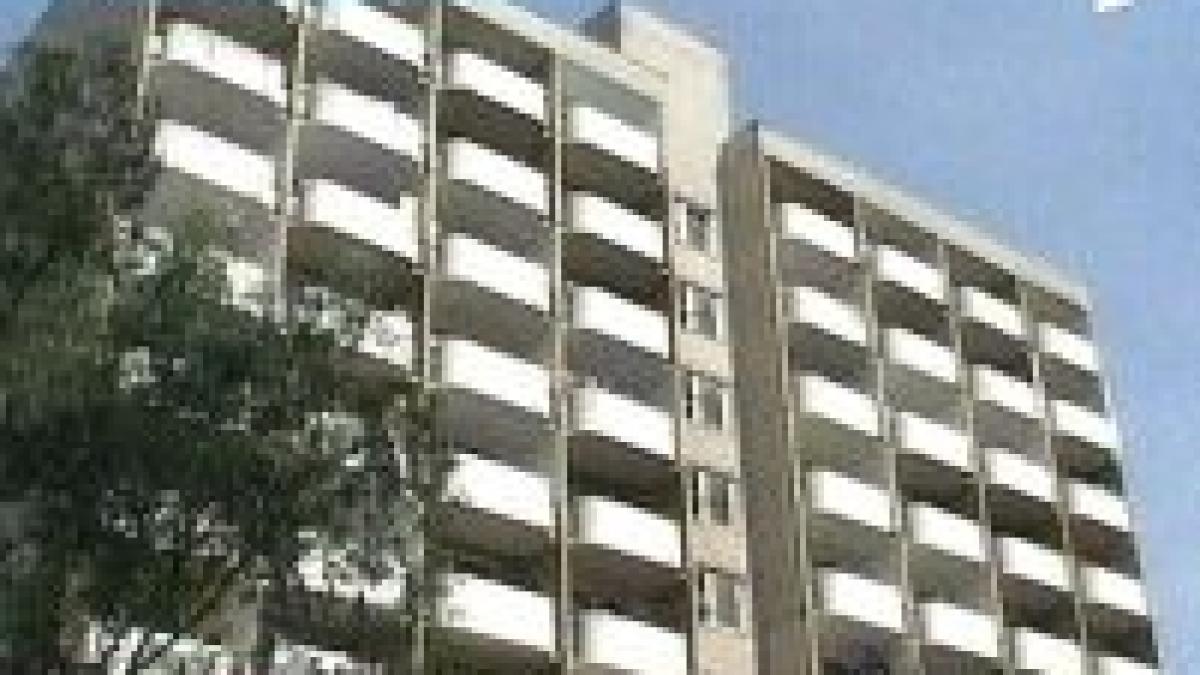 ungaria o femeie si a aruncat copiii de la etaj si apoi s a sinucis video