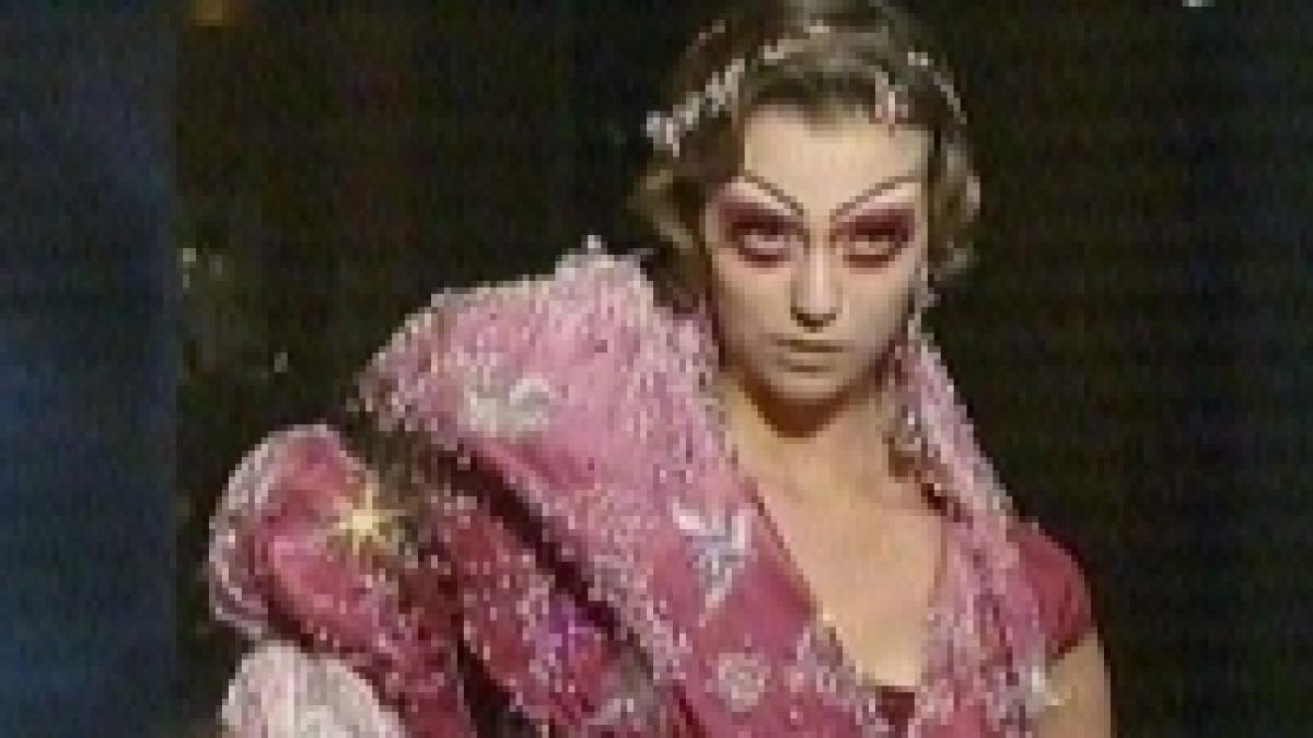 spectacol marca dior pe podium naomi campbell si gisele bundchen video