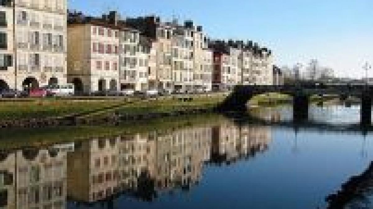 un atentat a distrus doua case in franta