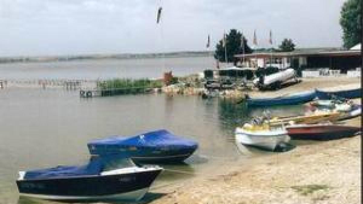 8 turisti romani la un pas de inec in lacul balaton
