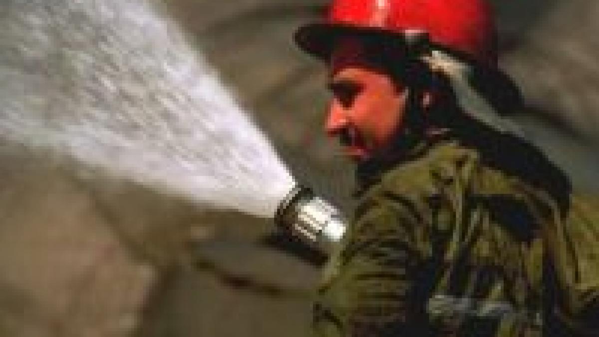 doi pompieri au ajuns la spital dupa un incendiu