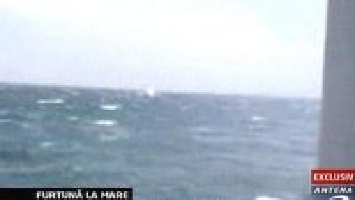 naufragiu si furtuna la mare