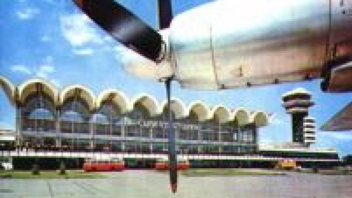 zeci de pasageri blocati pe aeroportul otopeni