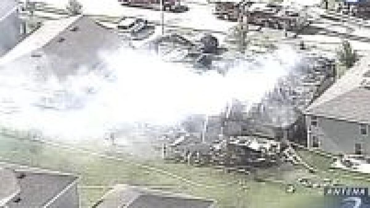 avion prabusit peste case in florida 5 morti video