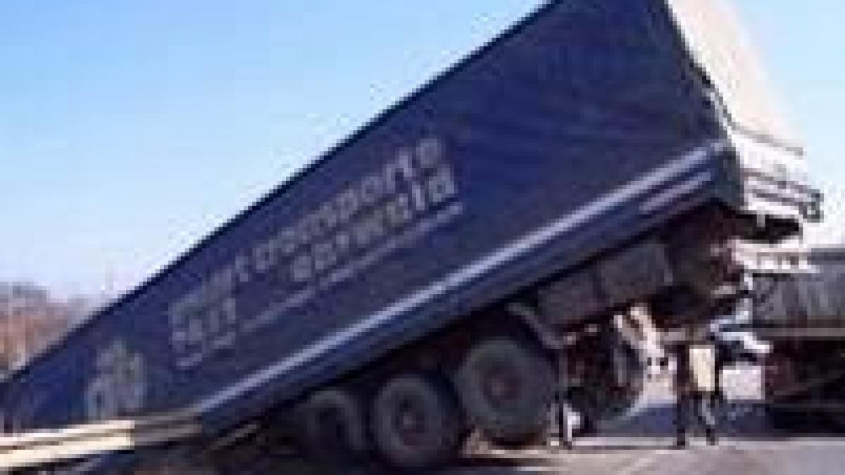 traficul pe dn 1 a este blocat de un tir rasturnat