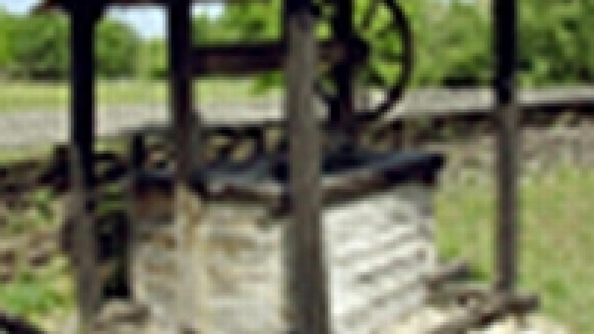 un bebelus internat in spital dupa ce a baut apa din fantana